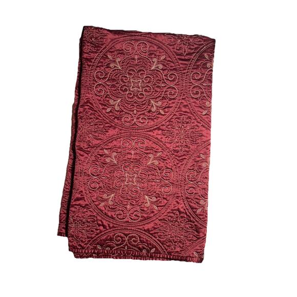 Beautiful Satin Matelasse Reversible Quilt Blanket Bedding Red Tan 70x88 Cover - Picture 2 of 6